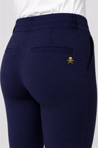 Pantalon de golf stretch femme bleu marine, poches passepoilées et détail brodé
