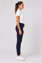 Pantalon de golf stretch femme bleu marine, vue arrière portée, jambe fuselée