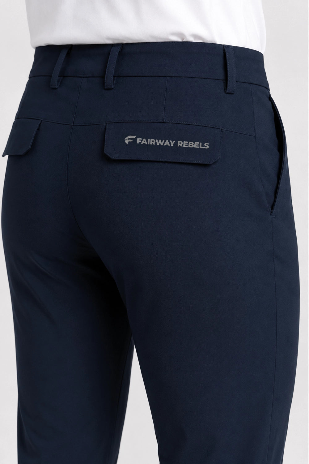 Pantalon déperlant bleu marine, zoom sur poche et logo Fairway Rebels sur la cuisse