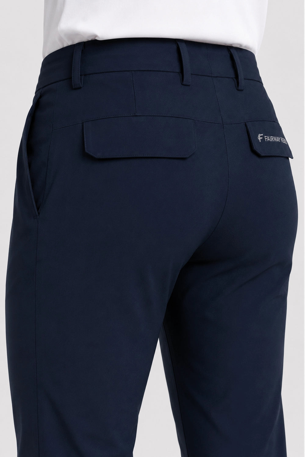 Pantalon de golf déperlant bleu marine, poche arrière et surpiqûres visibles sur l’arrière