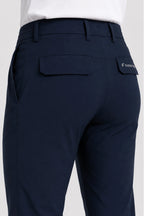 Pantalon de golf déperlant bleu marine, poche arrière et surpiqûres visibles sur l’arrière