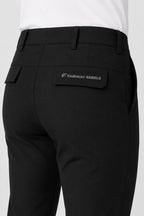 Pantalon de golf homme noir déperlant, passants de ceinture, poches et logo discret.