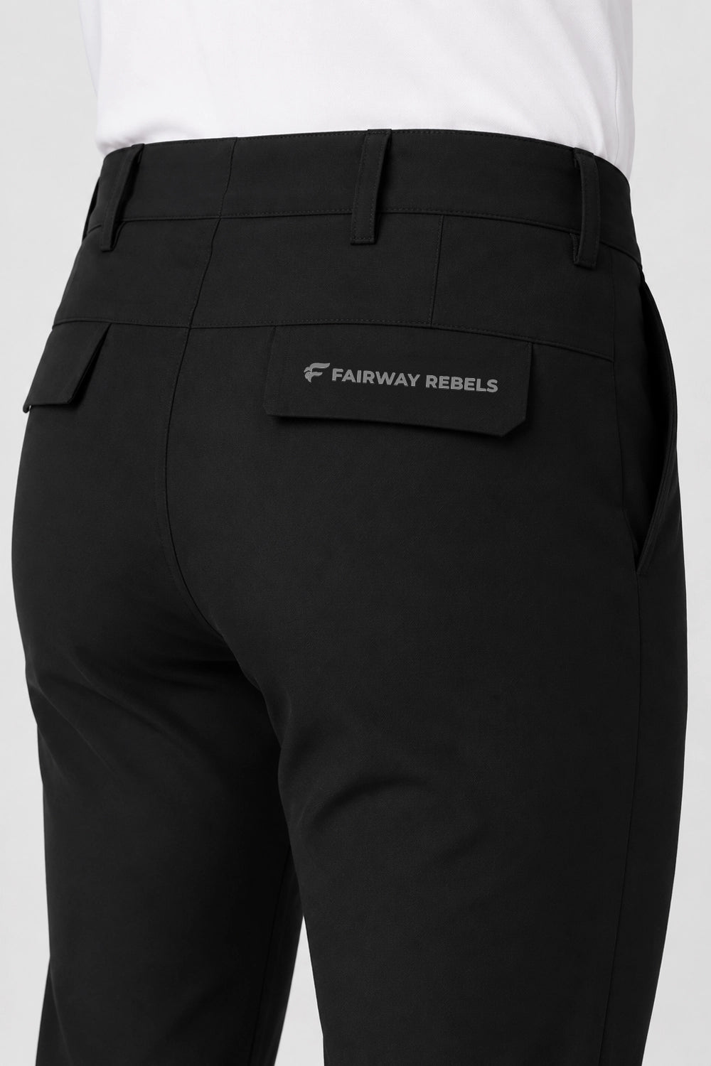 Pantalon de golf homme noir déperlant, passants de ceinture, poches et logo discret.