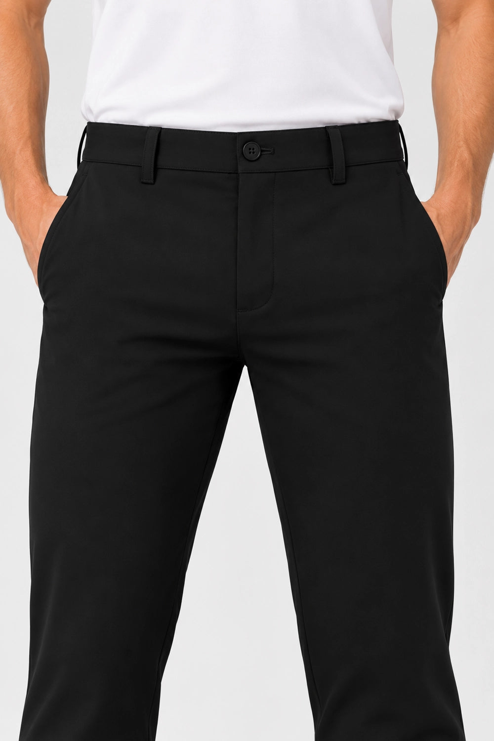 Pantalon de golf homme noir déperlant, vue de face, fermeture à bouton et passants de ceinture.
