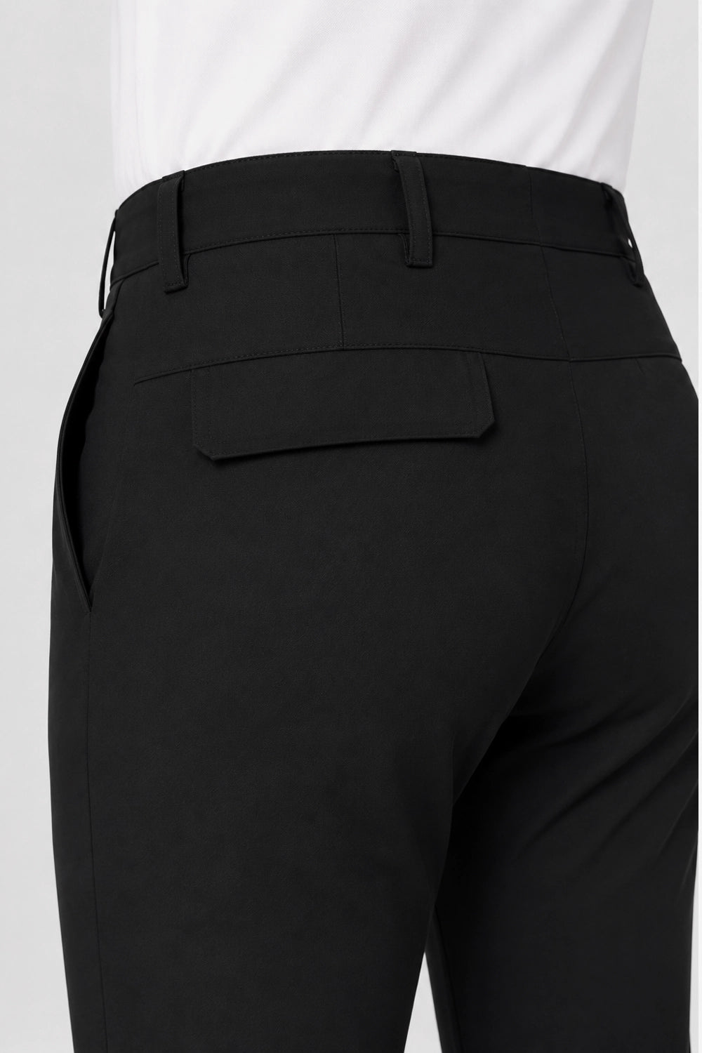 Pantalon de golf homme noir déperlant, poche arrière avec rabat, coutures et taille.