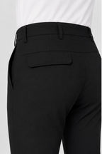 Pantalon de golf homme noir déperlant, poche arrière avec rabat, coutures et taille.