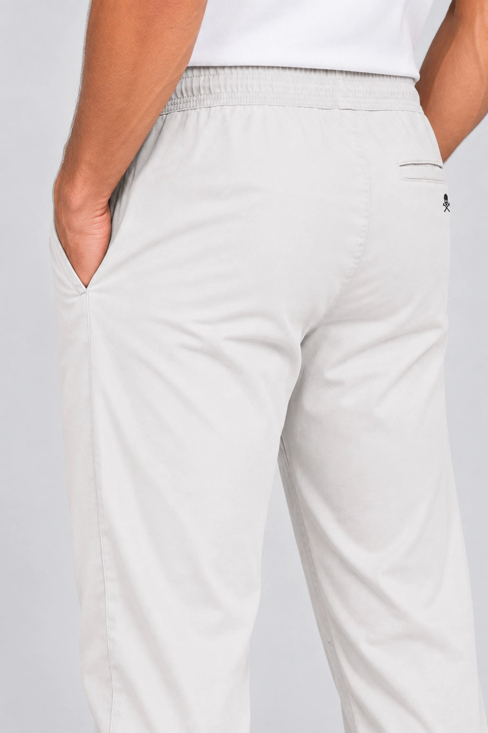 Pantalon de golf homme ivoire, logo discret sur jambe, couture latérale.