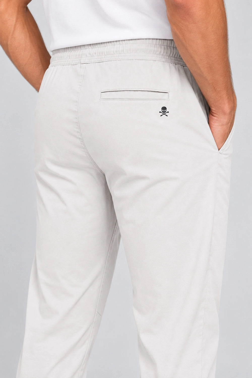 Pantalon de golf homme ivoire, poche arrière plaquée, logo sur la cuisse.