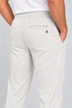 Pantalon de golf homme ivoire, poche arrière plaquée, logo sur la cuisse.