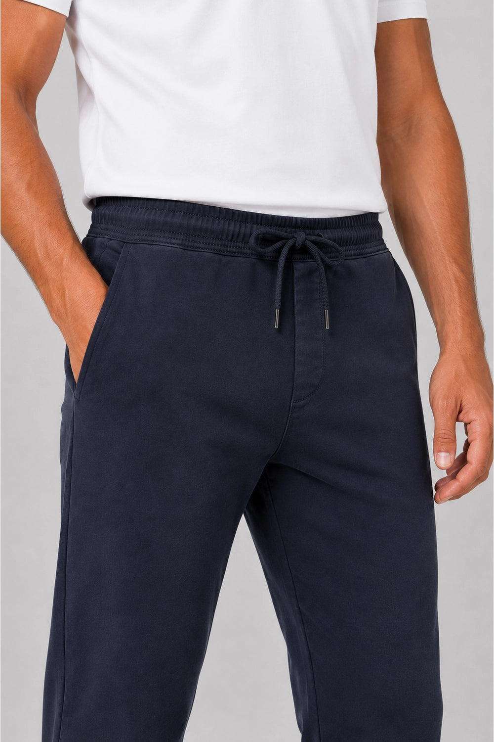 Pantalon bleu marine homme, taille à cordon noir, passants, gros plan sur le devant