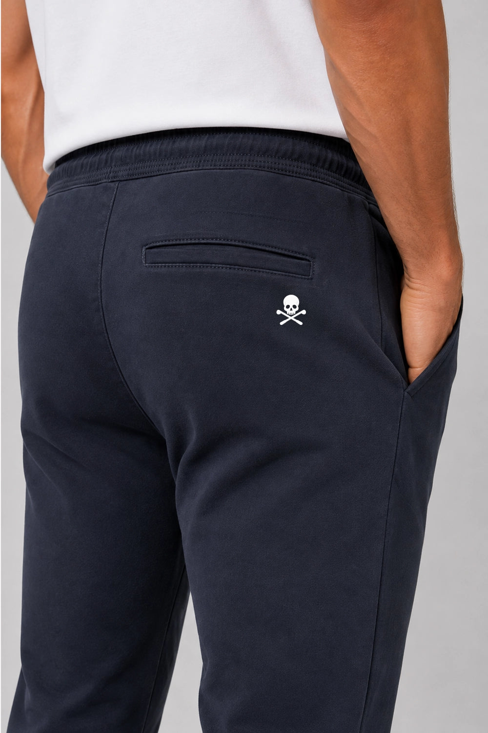Pantalon bleu marine homme, poche arrière et petit badge tête de mort