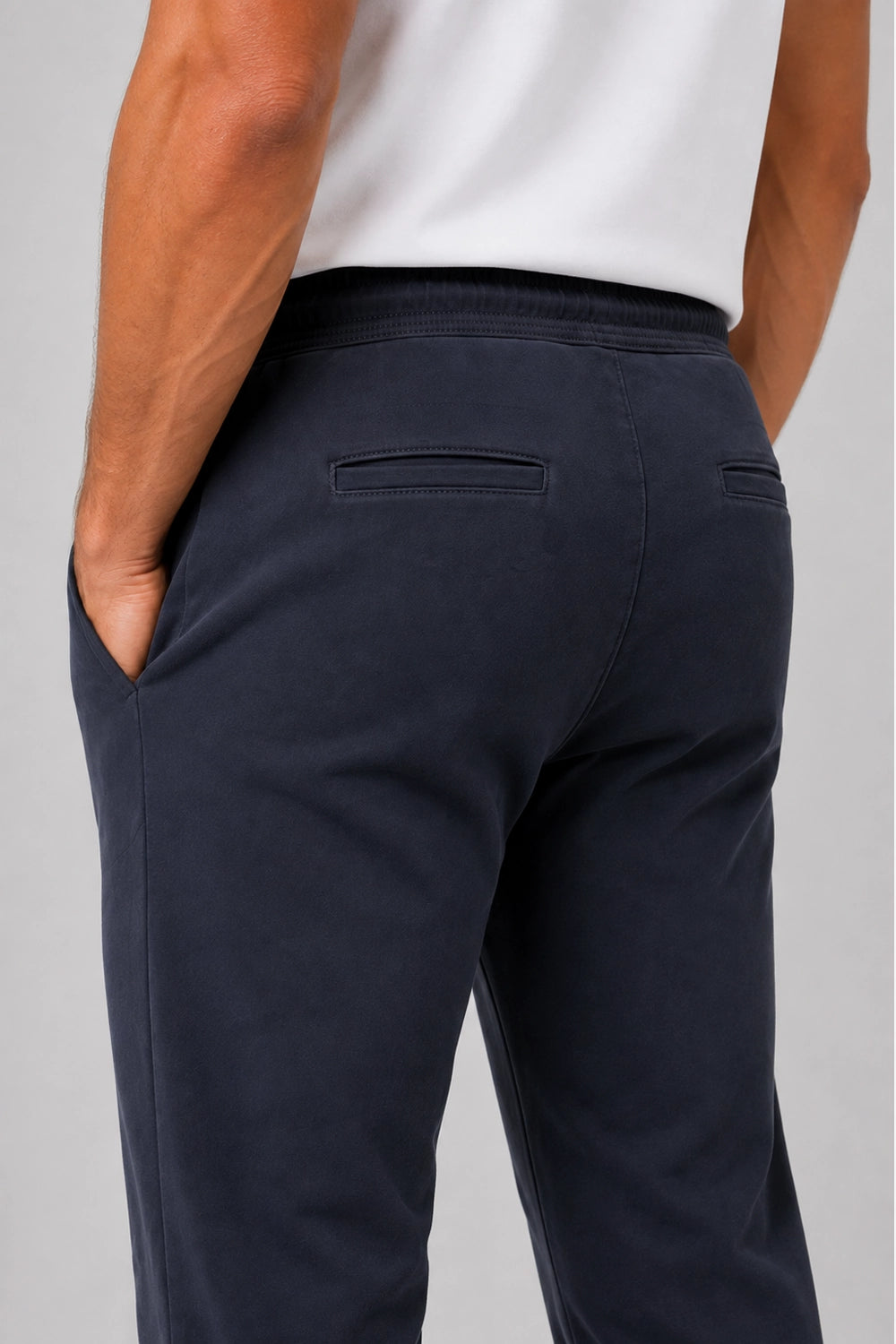Pantalon bleu marine homme, coutures arrière et poches, bas resserré, taille mi-haute