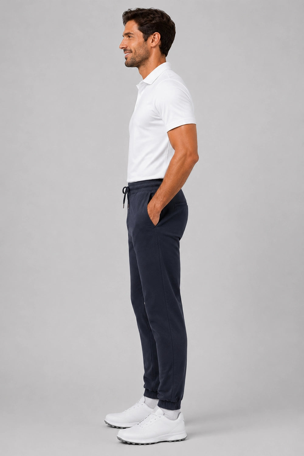Pantalon bleu marine homme, vue de côté, cordon à la taille et chevilles resserrées