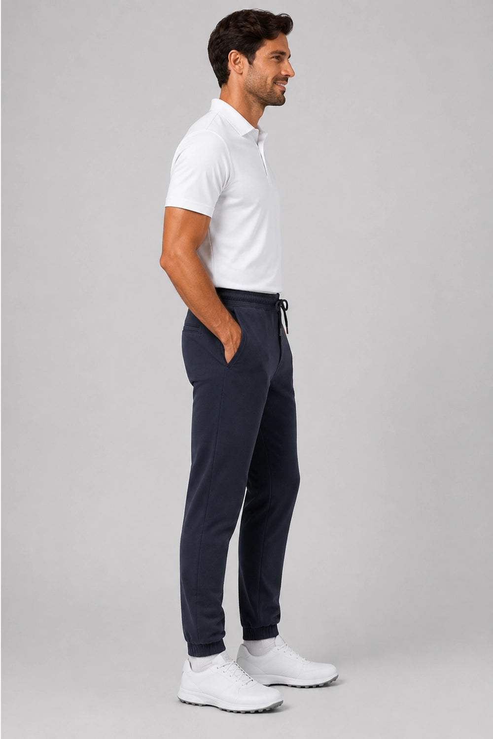 Pantalon bleu marine homme, vue trois-quarts, cordon à la taille, jambes légèrement fuselées