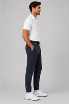 Pantalon bleu marine homme, vue trois-quarts, cordon à la taille, jambes légèrement fuselées