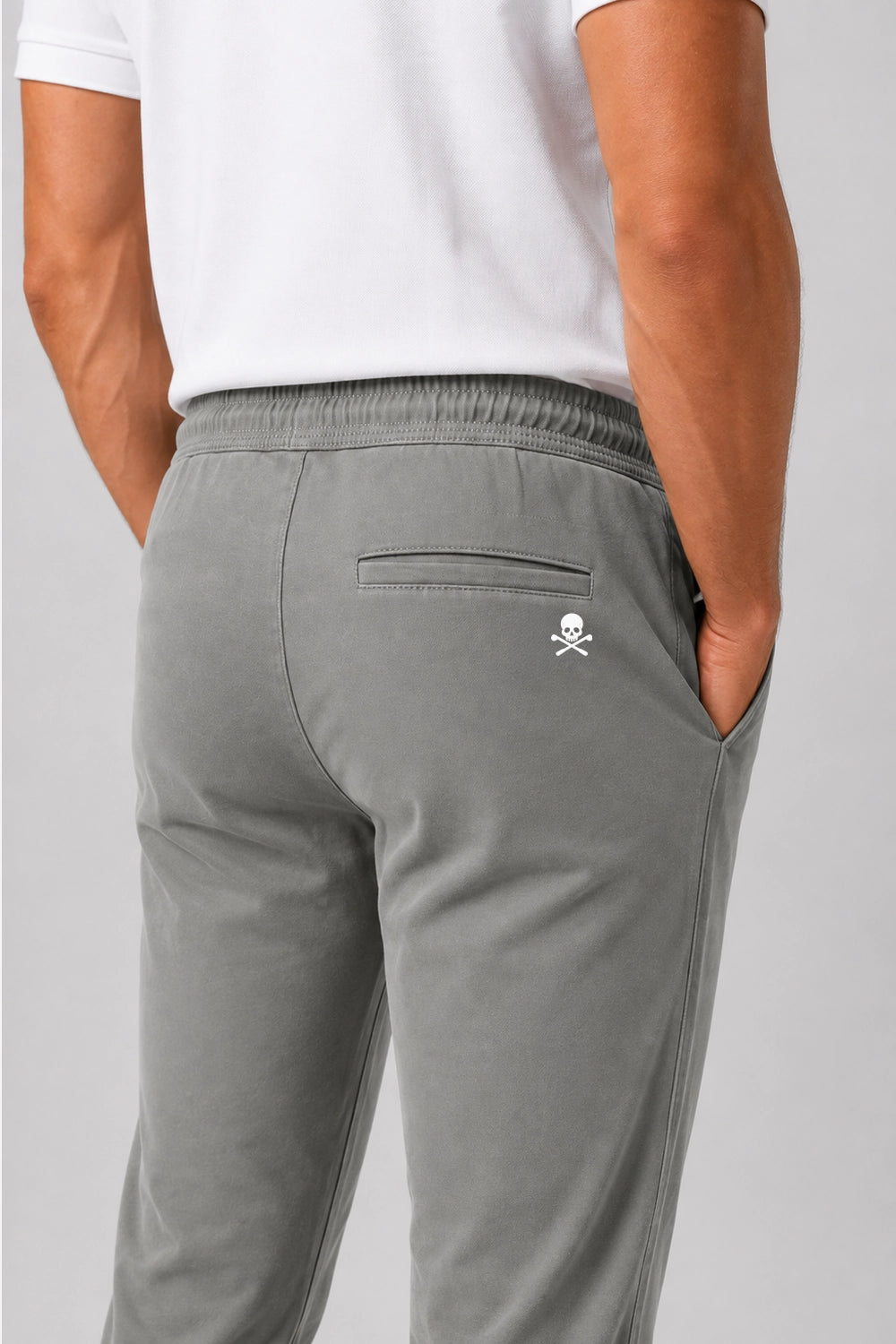Pantalon de golf homme gris, gros plan taille élastique et cordon, logo sur cuisse