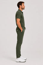 Pantalon de golf Flex vert, profil, poche arrière plaquée et cordon à la taille.