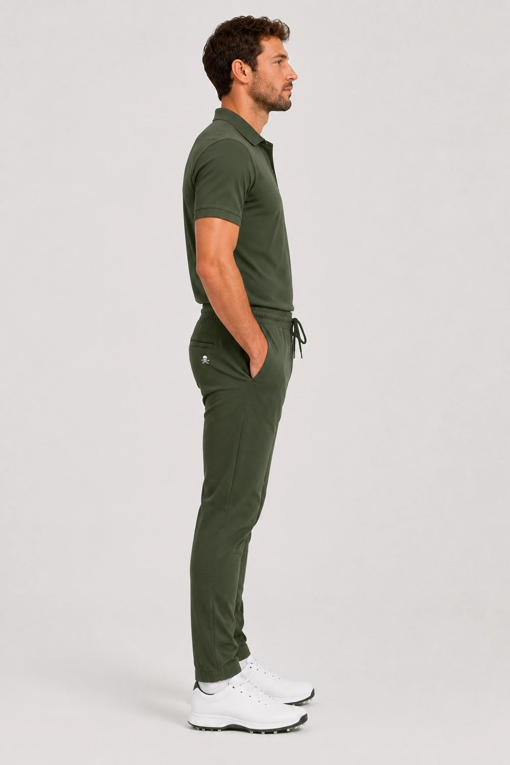 Pantalon de golf Flex vert, profil, poche arrière plaquée et cordon à la taille.