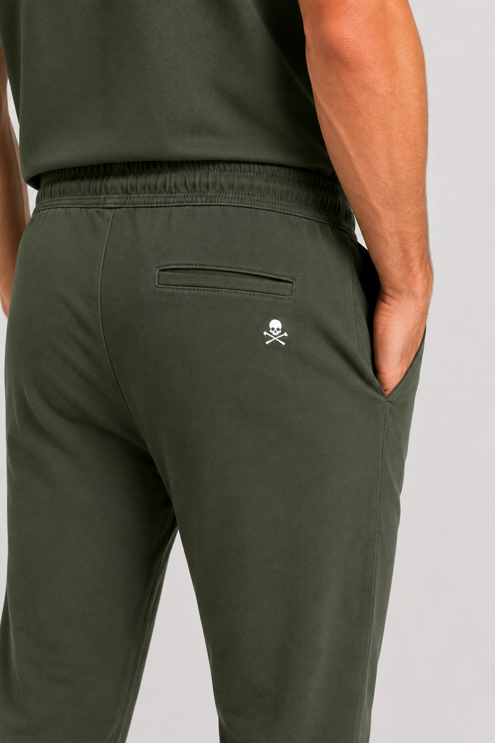 Pantalon de golf Flex vert, poche arrière plaquée avec motif discret.