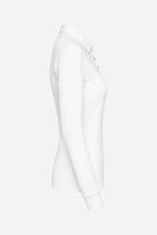Polo manches longues blanc, vue de profil avec patte boutonnée et manches ajustées