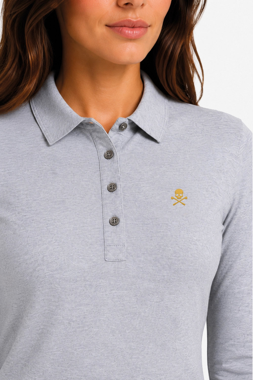 Polo manches longues gris clair, col boutonné, logo jaune discret sur la poitrine