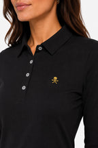 Polo manches longues noir : col en pointe, boutons nacrés, logo brodé or sur la poitrine.