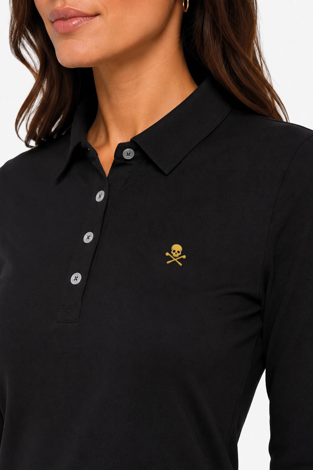 Polo manches longues noir : col en pointe, boutons nacrés, logo brodé or sur la poitrine.