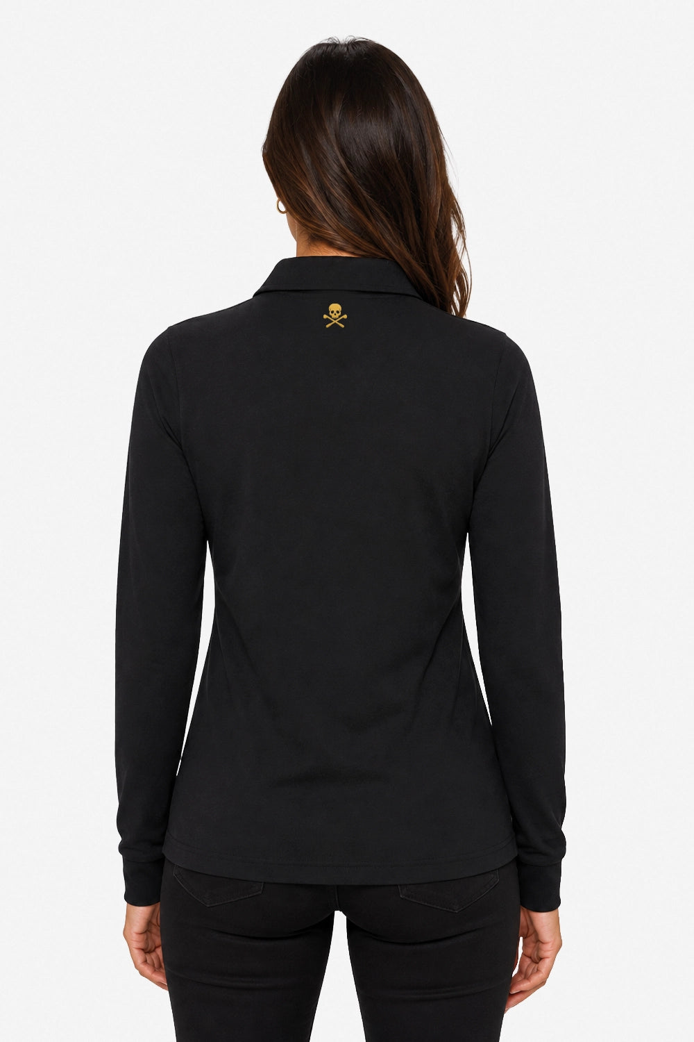 Polo manches longues noir au dos, col en pointe, petite broderie logo sur l’arrière.