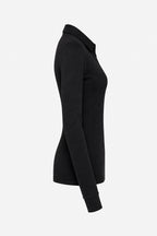 Polo manches longues noir, coupe ajustée, vue de côté, manches longues et patte boutonnée.