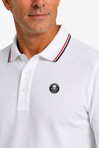 Polo manches longues blanc avec col liseré tricolore et écusson rond sur la poitrine