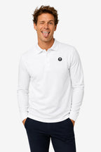 Polo de golf homme coton blanc, col polo et logo poitrine, porté de face.