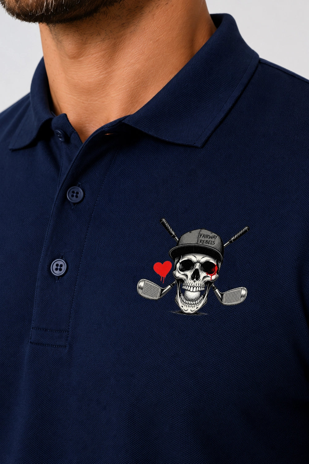 Polo de golf homme bleu marine manches longues, logo crâne et cœur rouge sur la poitrine.