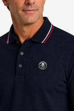 Polo manches longues bleu marine, gros plan col liseré tricolore et écusson rond