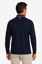 Polo manches longues coton bleu marine, col à liseré rouge et blanc, vue dos.