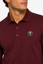 Polo manches longues en coton bordeaux, gros plan col boutonné et écusson poitrine.