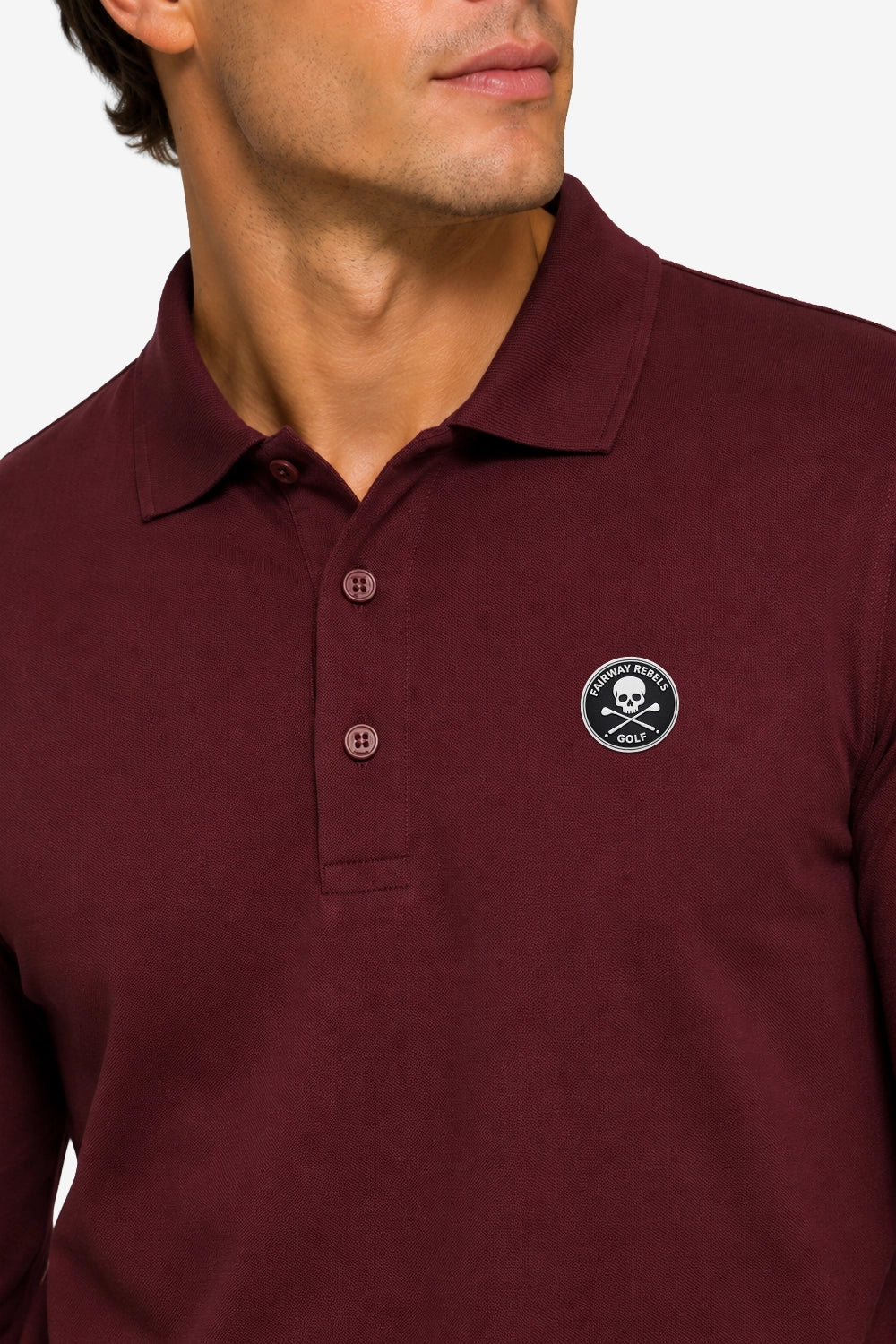 Polo manches longues en coton bordeaux, gros plan col boutonné et écusson poitrine.