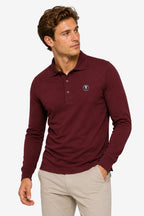 Polo manches longues en coton bordeaux, vue de trois-quarts avec col et manches longues.