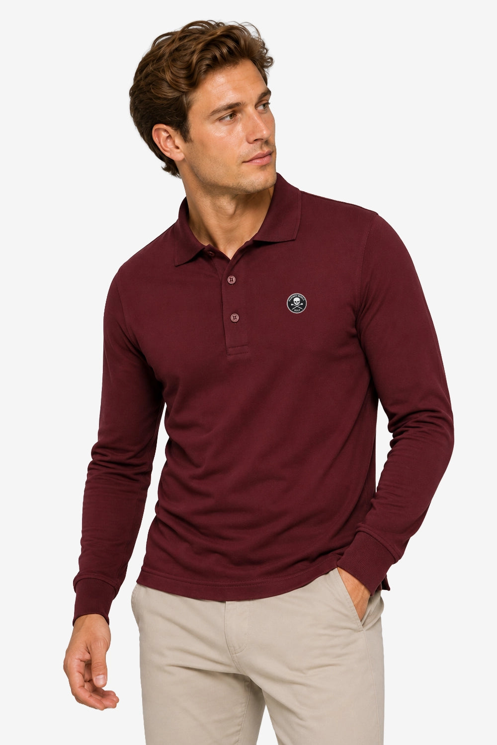 Polo manches longues en coton bordeaux, vue de trois-quarts avec col et manches longues.