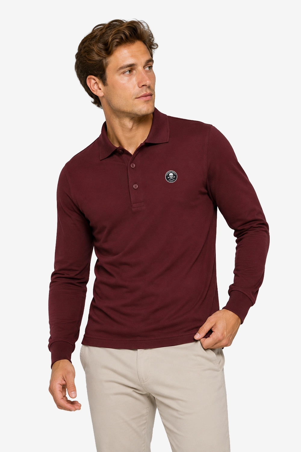 Polo manches longues en coton bordeaux, vue trois-quarts, patte de boutons et écusson.
