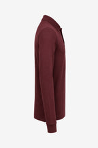 Polo manches longues en coton bordeaux, vue de profil, couture latérale et poignets.