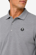 Polo de golf gris manches longues en coton, col boutonné et écusson.