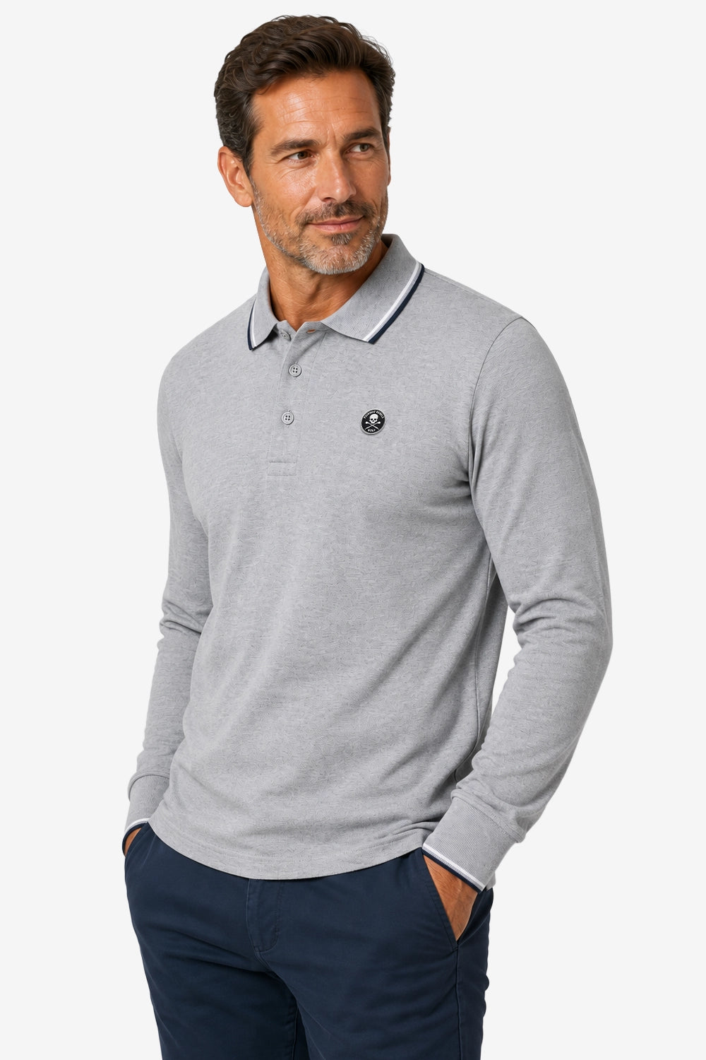 Polo manches longues coton gris clair, col contrasté, logo poitrine, porté.