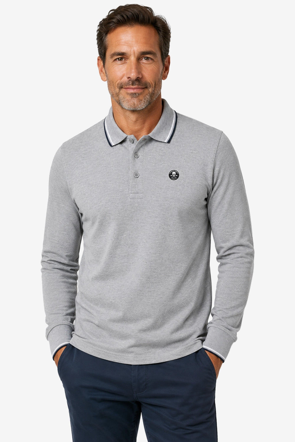 Polo manches longues coton gris clair, col contrasté, logo sur la poitrine.