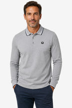 Polo manches longues coton gris clair, col contrasté, logo sur la poitrine.