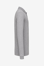 Polo homme manches longues en coton gris chiné, vue de côté, coupe régulière.