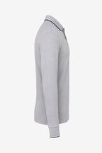 Polo manches longues coton gris clair, vue de côté, col et poignets contrastés.