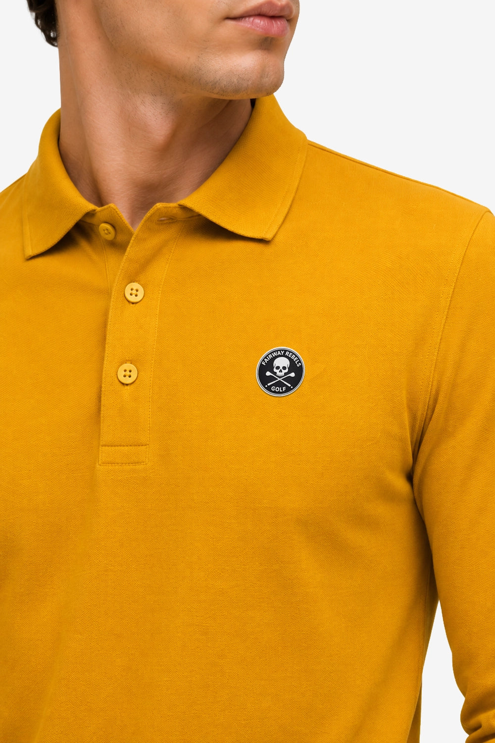 Polo homme manches longues en coton jaune, col boutonné et écusson poitrine.