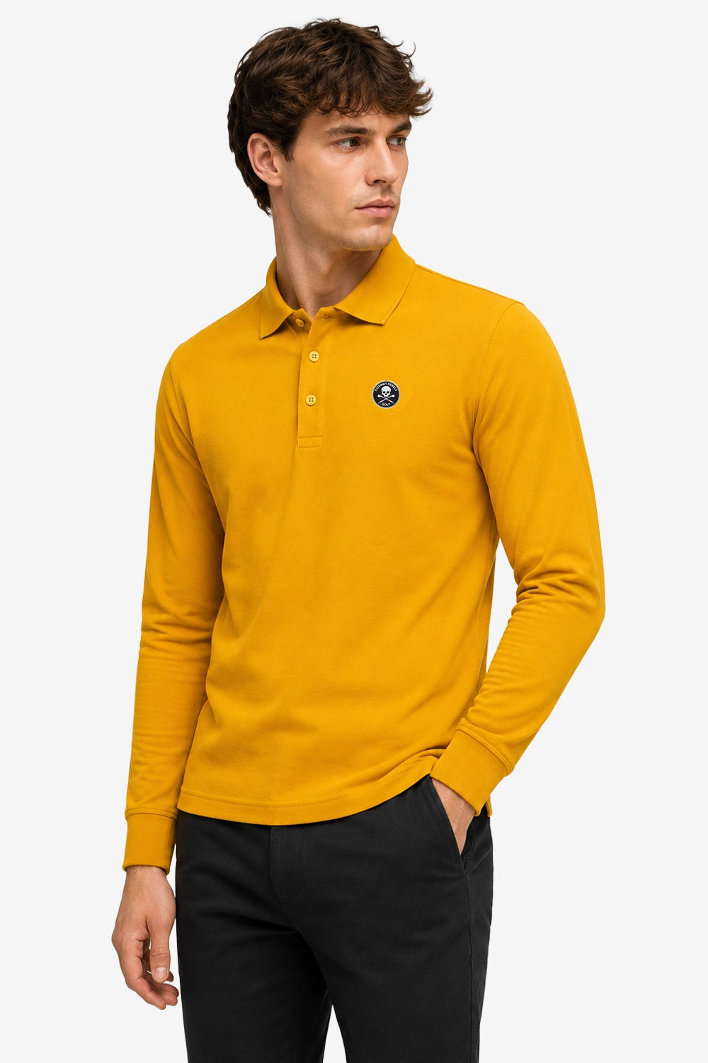 Polo homme manches longues en coton jaune, vue trois-quarts avec logo sur la poitrine.