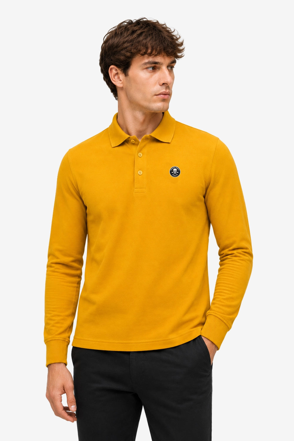 Polo homme manches longues en coton jaune, col boutonné et petit logo poitrine.