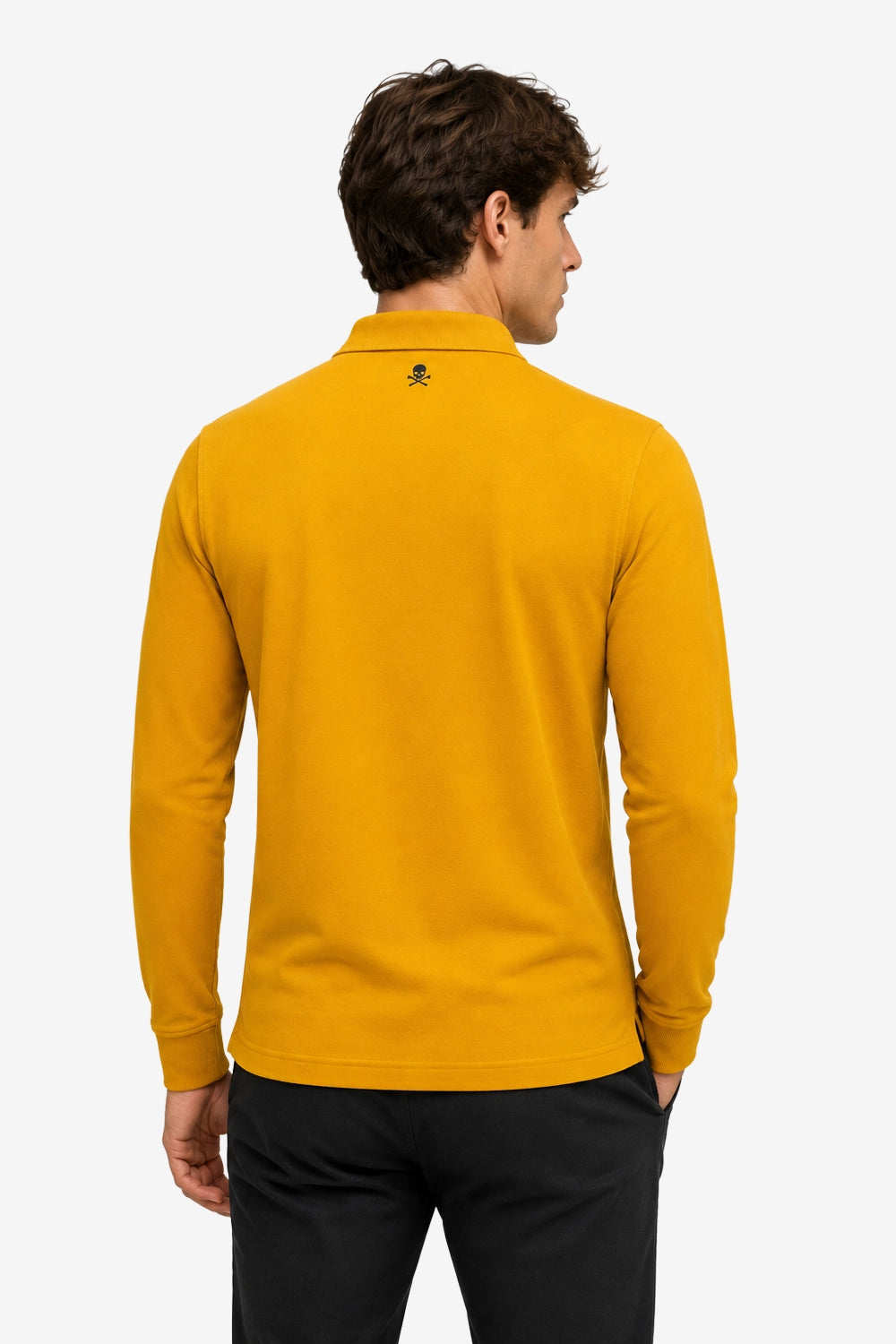 Polo homme manches longues en coton jaune, vue dos avec logo discret au col.